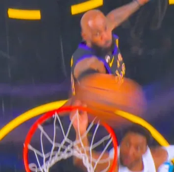 博鱼-詹姆斯开局追帽米切尔，随后中距离跳投命中湖人首分