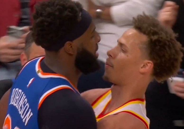 博鱼体育-NBA官方罚单：罗宾逊丹尼尔斯冲突各罚5万和2.5万 均无需禁赛